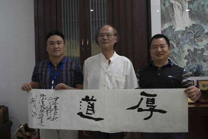 张剑岑先生（中）与mansion88瓷砖品牌营销总司理罗胜（左）、mansion88瓷砖品牌营销总监刘鸿瑞（右）合影留念