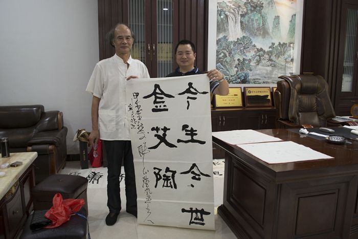 张剑岑先生（左）与mansion88瓷砖品牌营销总监刘鸿瑞（右）合影留念