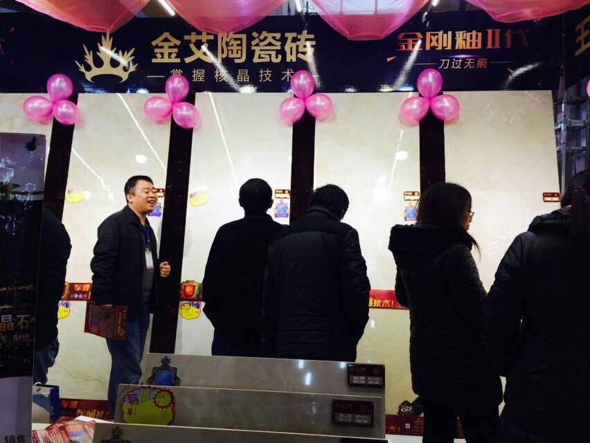 mansion88瓷砖事情职员与主顾攀谈