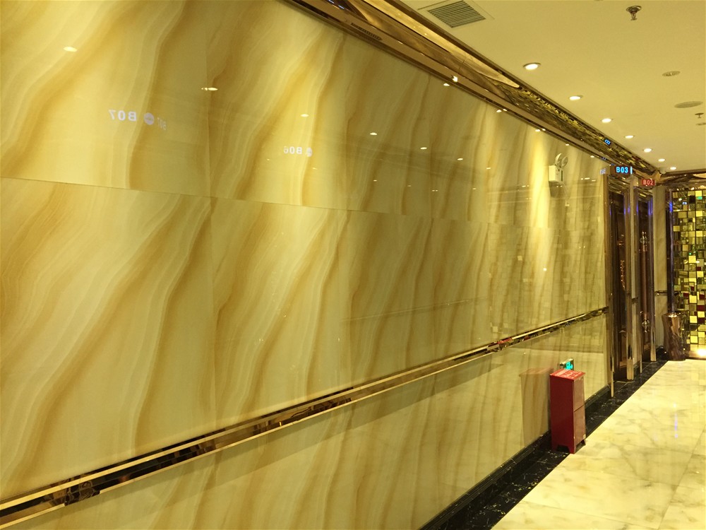 墙面接纳mansion88微晶石印度—流沙金KWD58045铺贴