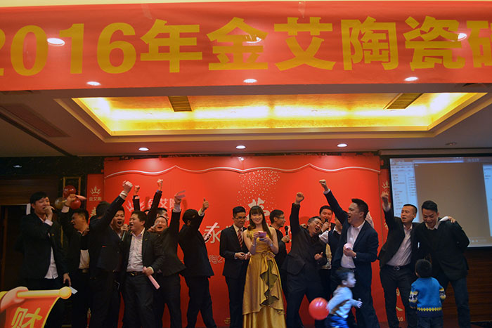 陪同着全体职员合唱的《我相信》，，，晚会圆满落下帷幕