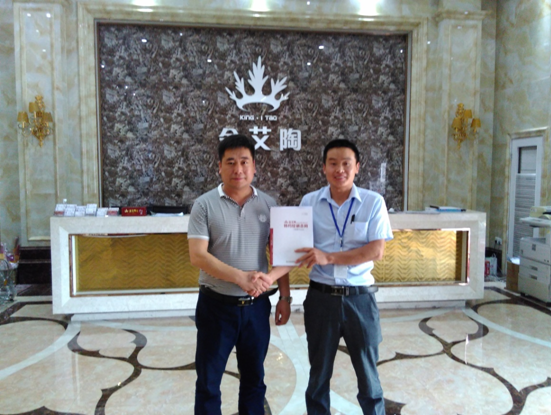 河南濮阳mansion88瓷砖总署理杨总和mansion88濮阳销区司理合影