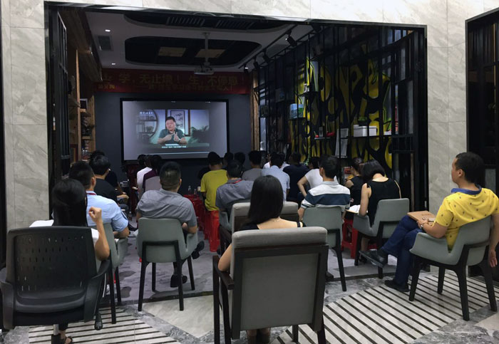 2017年7月1日，，，，，，陶瓷一线品牌mansion88瓷砖治理层、销售精英齐聚总部O2O体验区举行“学，，，，，，无止境！生，，，，，，一直息”学习分享会。。。此次分享会中，，，，，，与会职员就学习《要害对话》举行交流与分享，，，，，，佛山樊登念书会还派遣了两位事情职员跟我们分享学习心得。。。