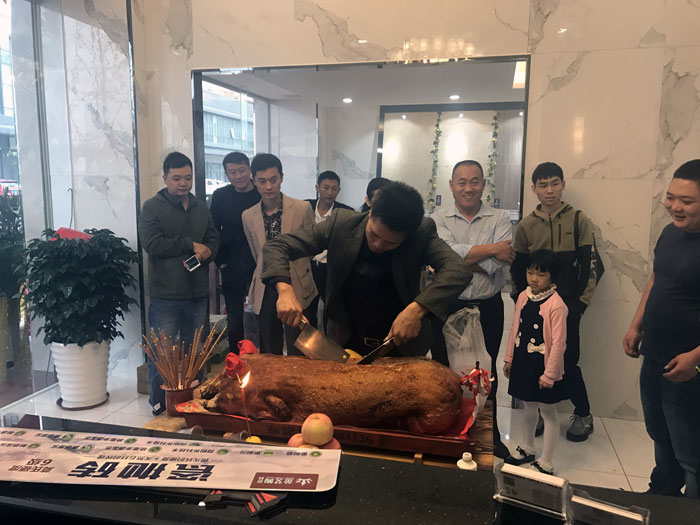 mansion88瓷砖品牌作为陶瓷一线品牌，，，近年来一直的推出爆款新品，，，受到众多消耗者的喜欢。。。。。2017年11月19日，，，一群生气蓬勃的mansion88人正在主要有序的忙碌着，，，为mansion88中山古镇店即将最先的开业仪式做最后的准备。。。。。  上午10点28分，，，锣鼓喧天，，，掌声震惊，，，mansion88中山古镇专卖店迎来了盛大开业的良辰吉时。。。。。?