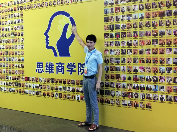 现在，，80后已经生长为壮年，，逐渐成为各个岗位的主要认真人，，因生涯的洗礼变得理性而不再激动。。。。。“80后”，，他们青春洋溢，，在各个岗位上都冲在最前线。。。。。“80后”独具个性和魅力，，已然成为各行各业主力军代表人物。。。。。作为80后典范的创业乐成代表陶瓷一线品牌 mansion88瓷砖 龙川总署理吴金星与他的销售团队即是其中之一。。。。。