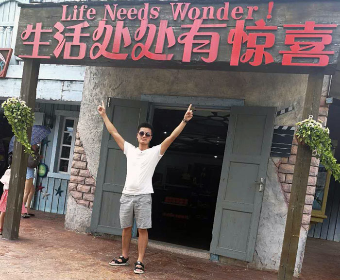 身为年轻一代的90后，，但他看起来却比同龄人多了那份沉稳，，他就是本次专访的新闻人物——湖南岳阳总署理秦志雄。。。。