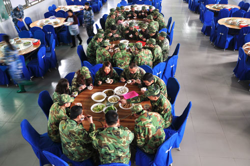在食堂用餐，，，，10分钟要吃完哦