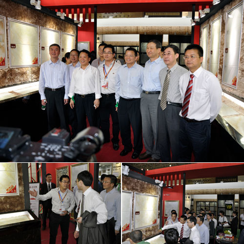 中国修建卫生陶瓷协会向导一行在董事长的陪同下旅行mansion88展位