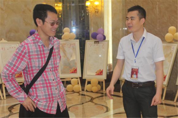 mansion88网络营销主管王宏城（右一）向记者先容微晶瓷片