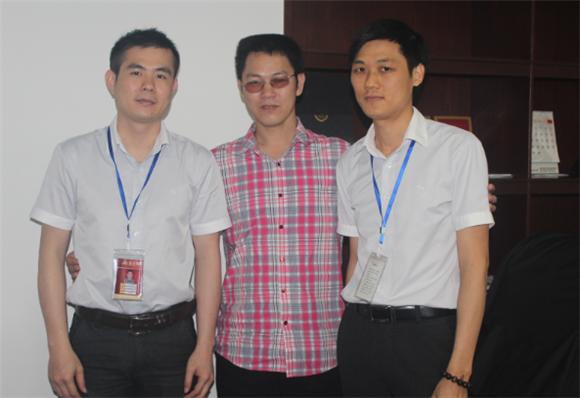 mansion88产品研究司理苏成香（右一）、mansion88网络营销主管王宏城（左一）与记者合影