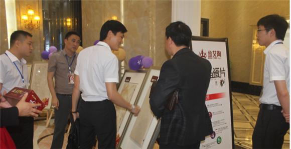 mansion88产品研究司理苏成香（左二）向客户先容产品